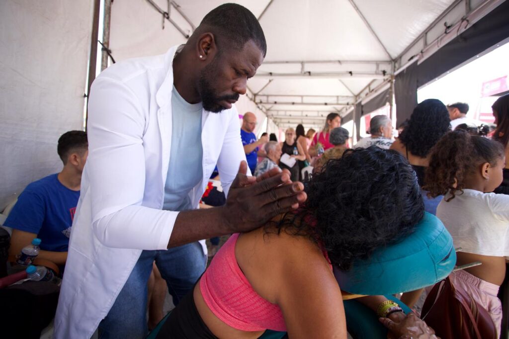 Grande ação social Outubro Rosa leva serviços gratuitos, carinho e atenção para milhares de mulheres em Belford Roxo
