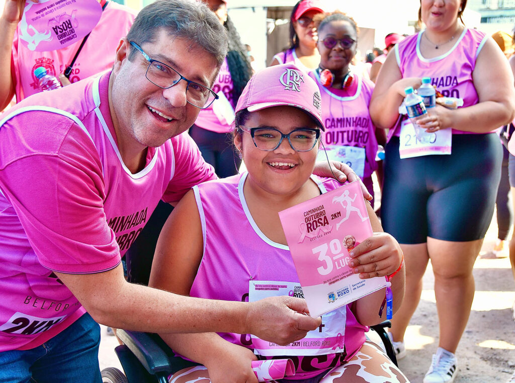 Caminhada Outubro Rosa atrai mais de duas mil mulheres em Belford Roxo