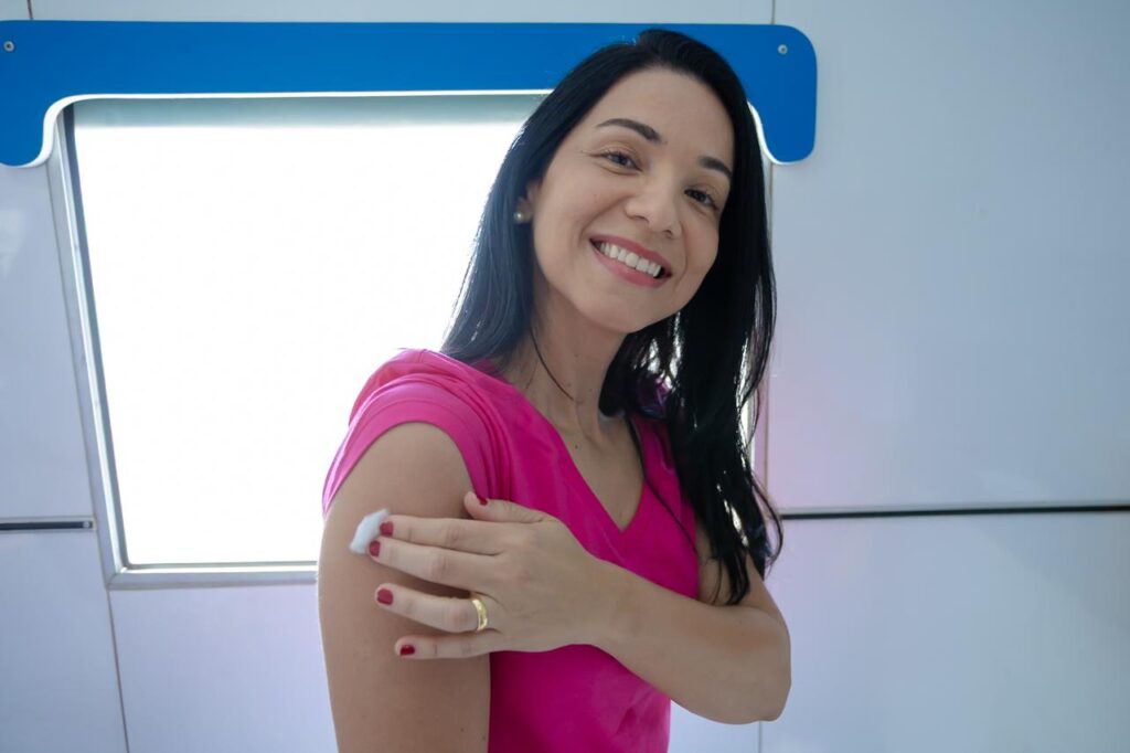 Grande ação social Outubro Rosa leva serviços gratuitos, carinho e atenção para milhares de mulheres em Belford Roxo