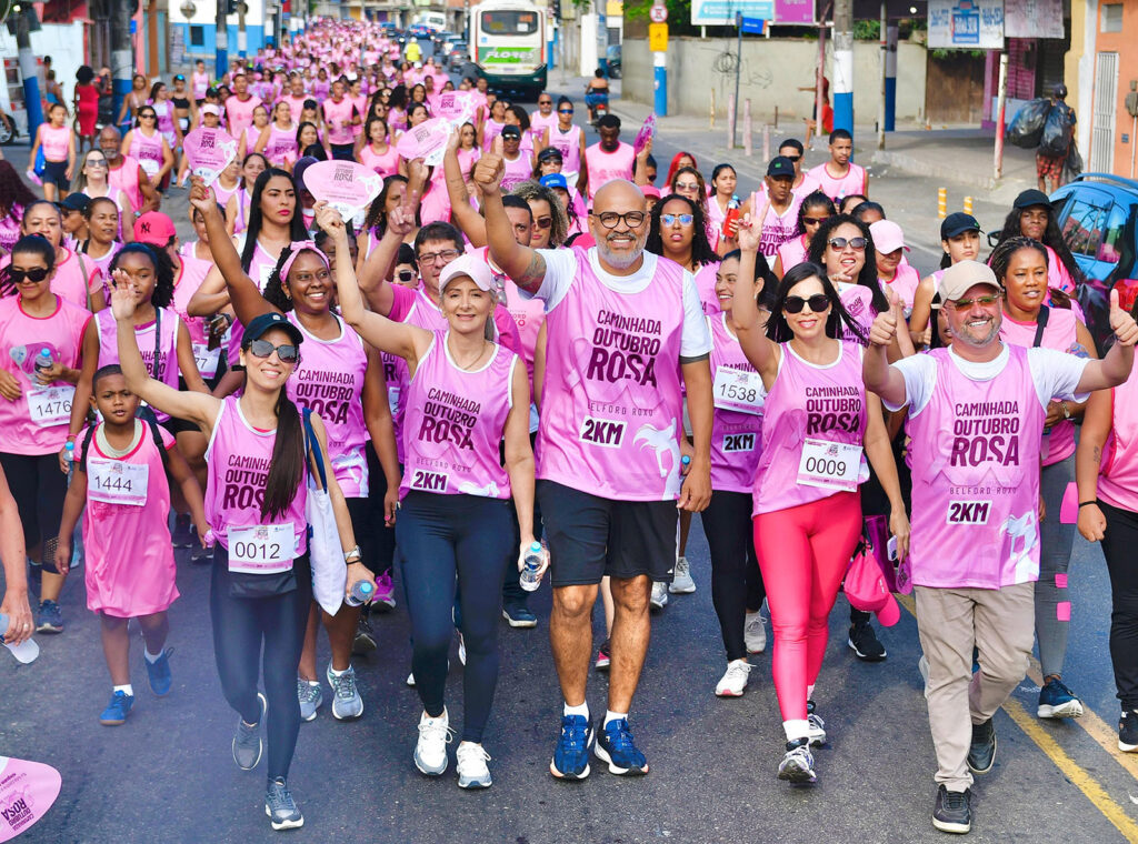 Caminhada Outubro Rosa atrai mais de duas mil mulheres em Belford Roxo