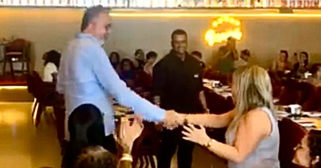 Prefeito Márcio Canella é aplaudido ao entrar em restaurante de Belford Roxo para almoçar