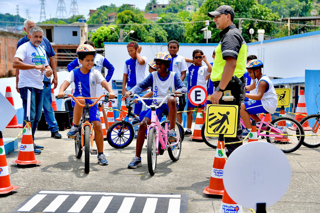 Alunos da escola municipal Édson Santos participam da Escolinha de Trânsito promovida pelo Detran