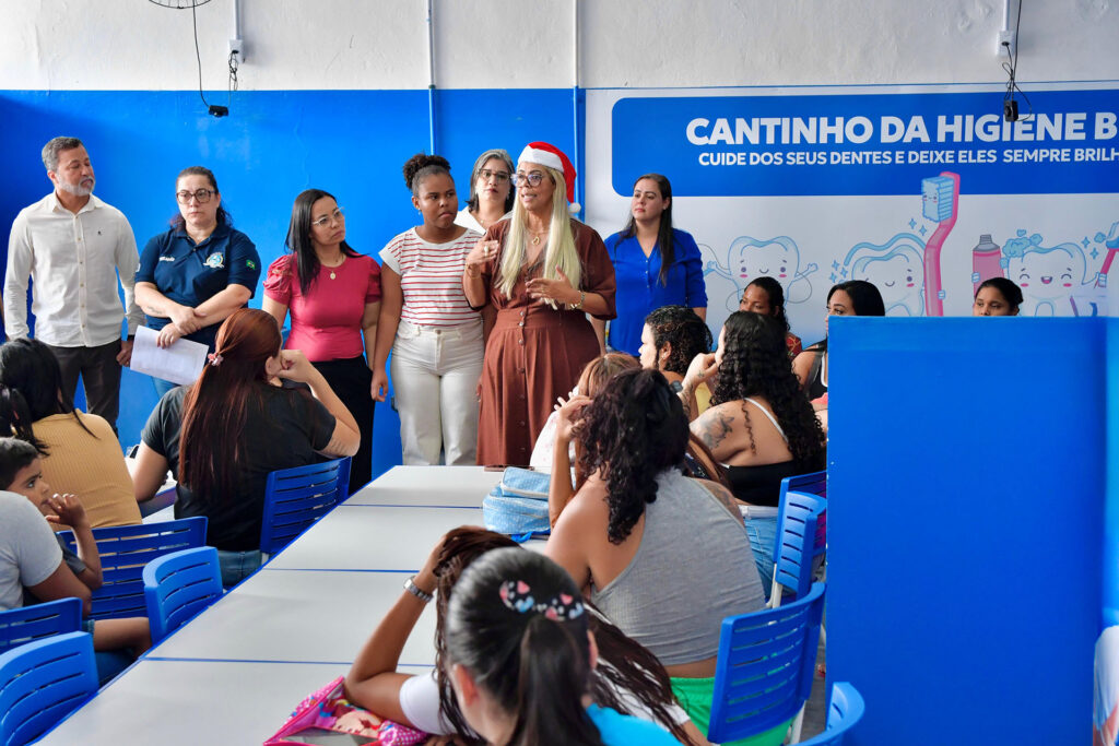Secretária de Educação visita Creche Pequenos Heróis para conversar com funcionários e responsáveis sobre o Plano de Acolhimento