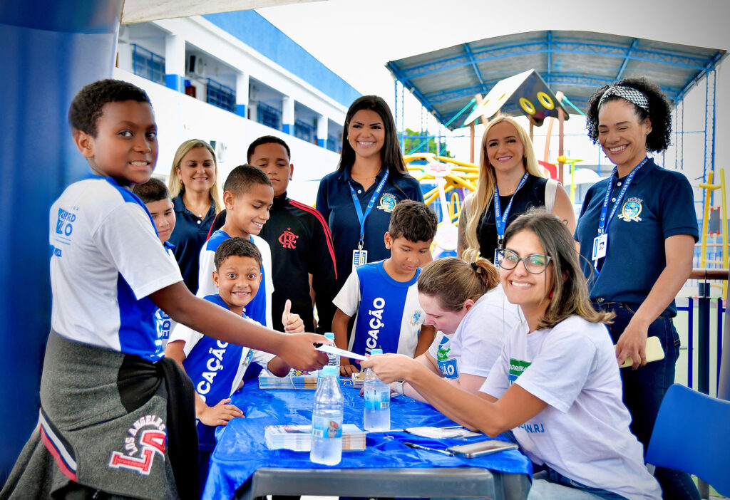 Alunos da escola municipal Édson Santos participam da Escolinha de Trânsito promovida pelo Detran