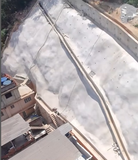 Obras na Encosta do Morro da Granja, na Estrada de Xerém, no Xavantes, estão em ritmo avançado