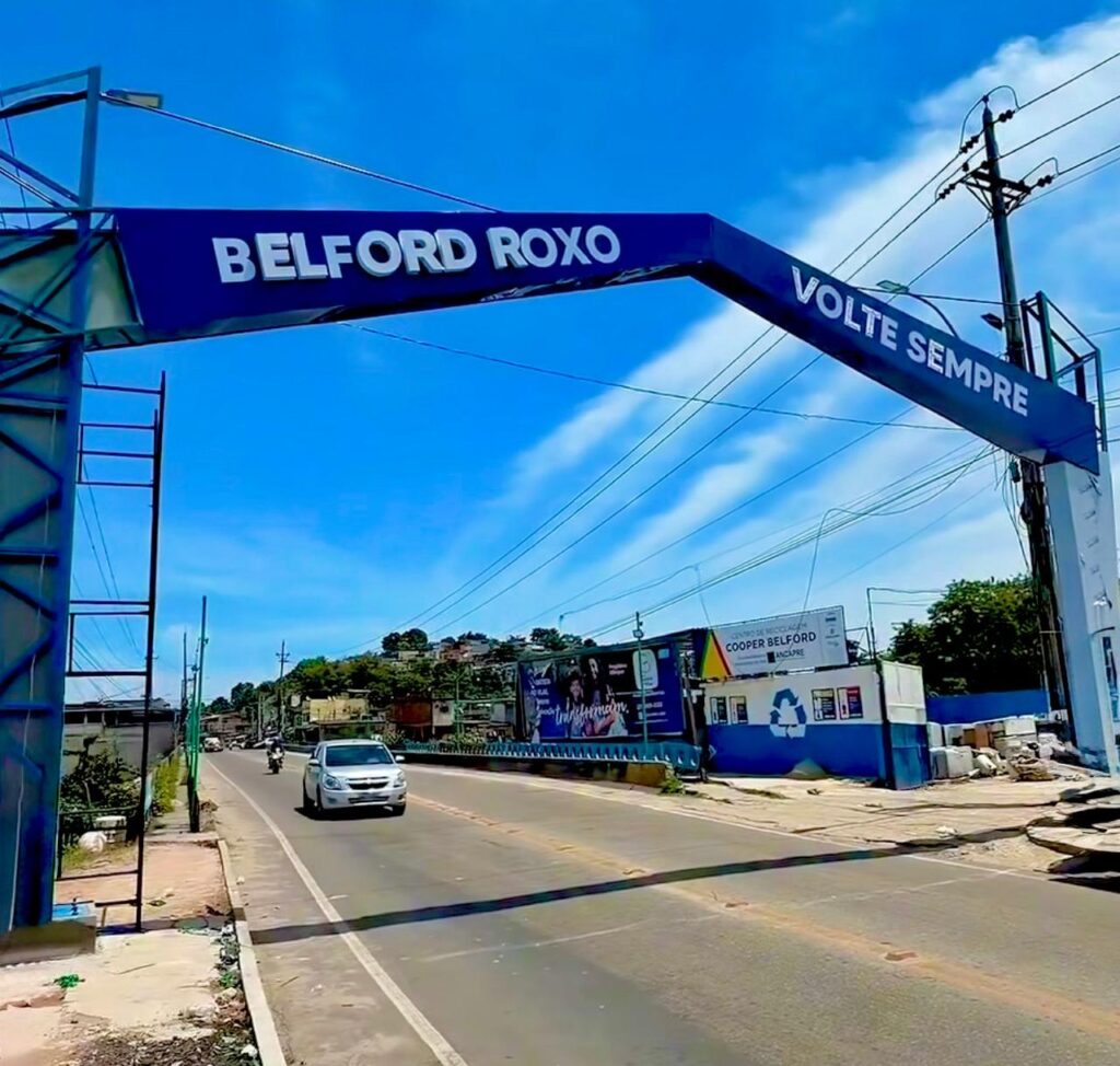 Prefeito Canella visita novo portal eletrônico no Jardim Redentor e anuncia melhorias no canal e construção de área de lazer na região