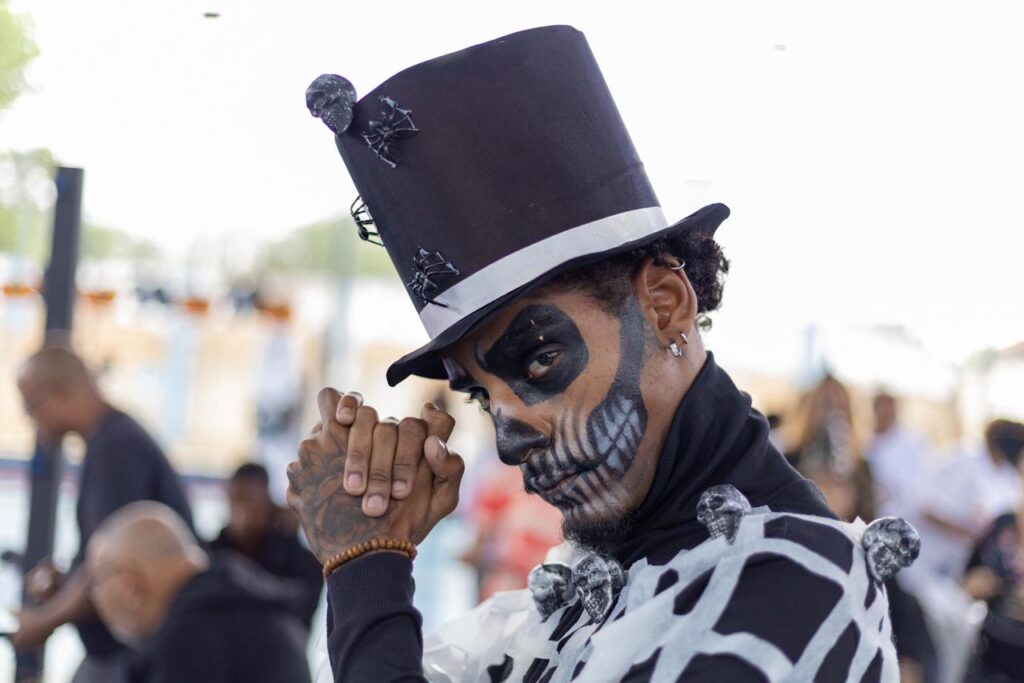 Baile da Melhor Idade de Belford Roxo realiza edição especial de Halloween no Country Club
