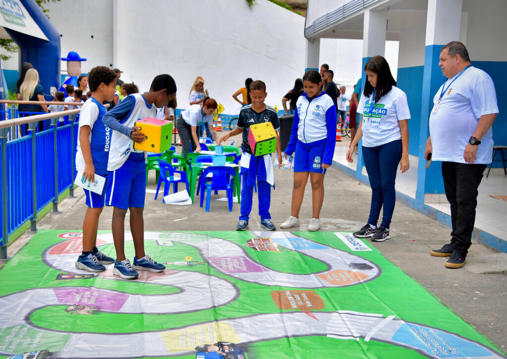 Alunos da escola municipal Édson Santos participam da Escolinha de Trânsito promovida pelo Detran