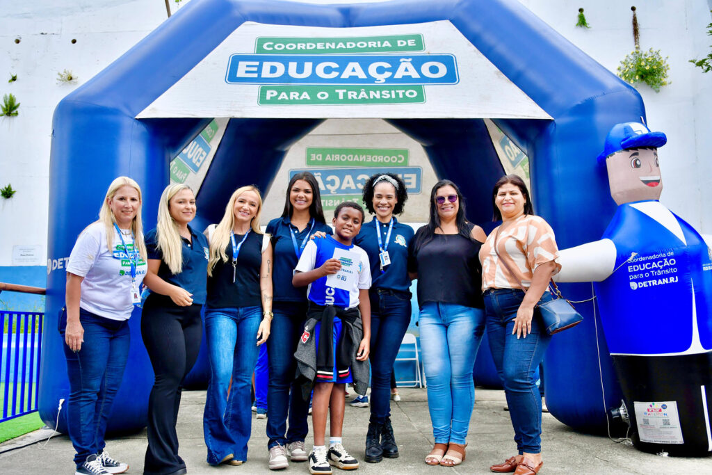 Alunos da escola municipal Édson Santos participam da Escolinha de Trânsito promovida pelo Detran