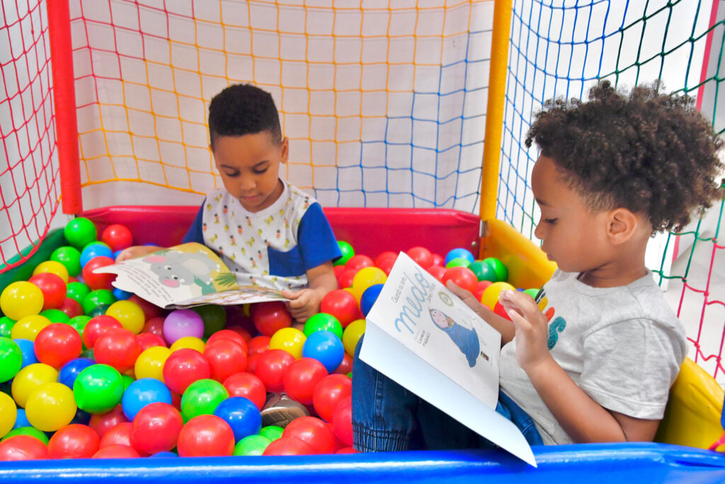 Secretária de Educação visita Creche Pequenos Heróis para conversar com funcionários e responsáveis sobre o Plano de Acolhimento