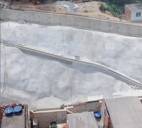 Obras na Encosta do Morro da Granja, na Estrada de Xerém, no Xavantes, estão em ritmo avançado