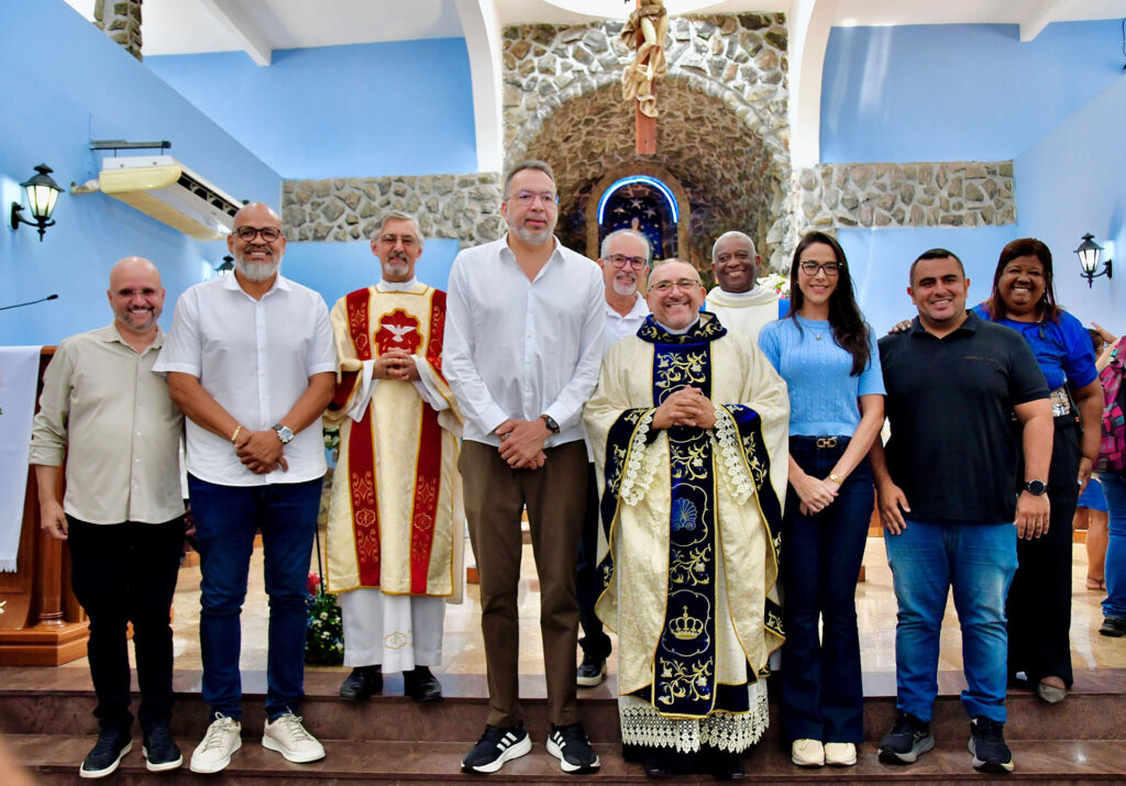Prefeito Márcio Canella, vice-prefeita Mariana Malta e Marcelo Canella participam de missa em homenagem à padroeira de Belford Roxo