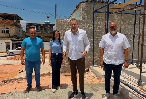 Prefeito Canella, vice prefeita e secretários vistoriam obras de praça, creche e unidade de saúde no Morro da Palmeira