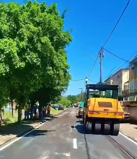 Prefeitura e Governo do Estado realizam obras de colocação de novo asfalto em São Vicente e Sargento Roncalli
