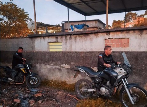 Com informações do 'Disque Canella', Polícia Militar recupera três motocicletas roubadas em desmanche de veículos em Belford Roxo