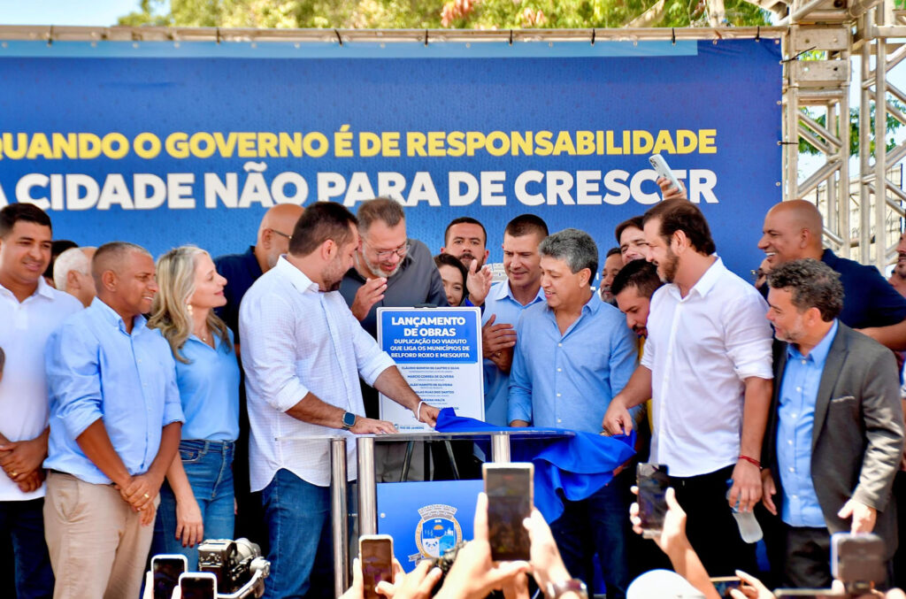 Prefeito Márcio Canella e governador Cláudio Castro assinam a ordem de início da obra de duplicação do viaduto que liga Belford Roxo a Mesquita