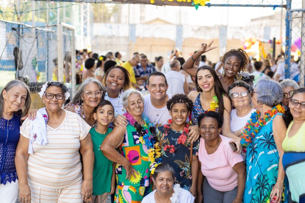 Tema tropical marca o Baile da Melhor Idade e Belford Roxo