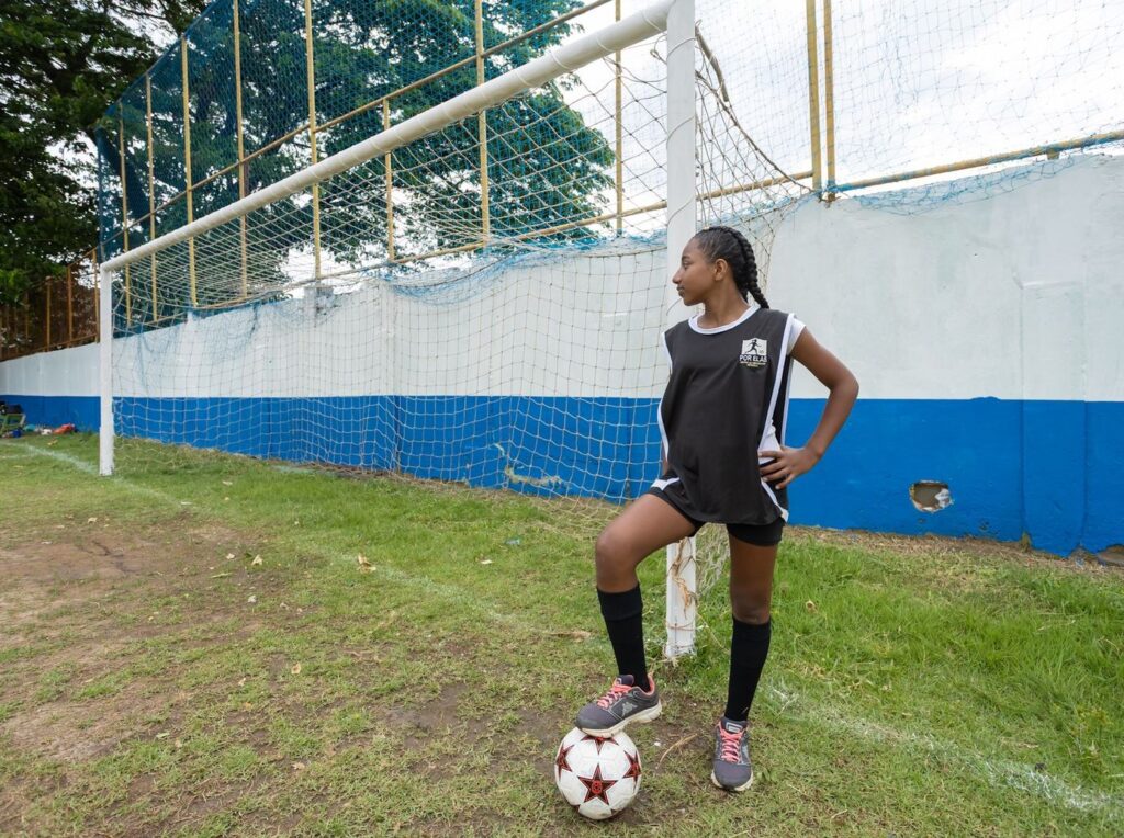 Projeto ‘Por Elas’ de futebol feminino é lançado em Belford Roxo com homenagem à vice-prefeita