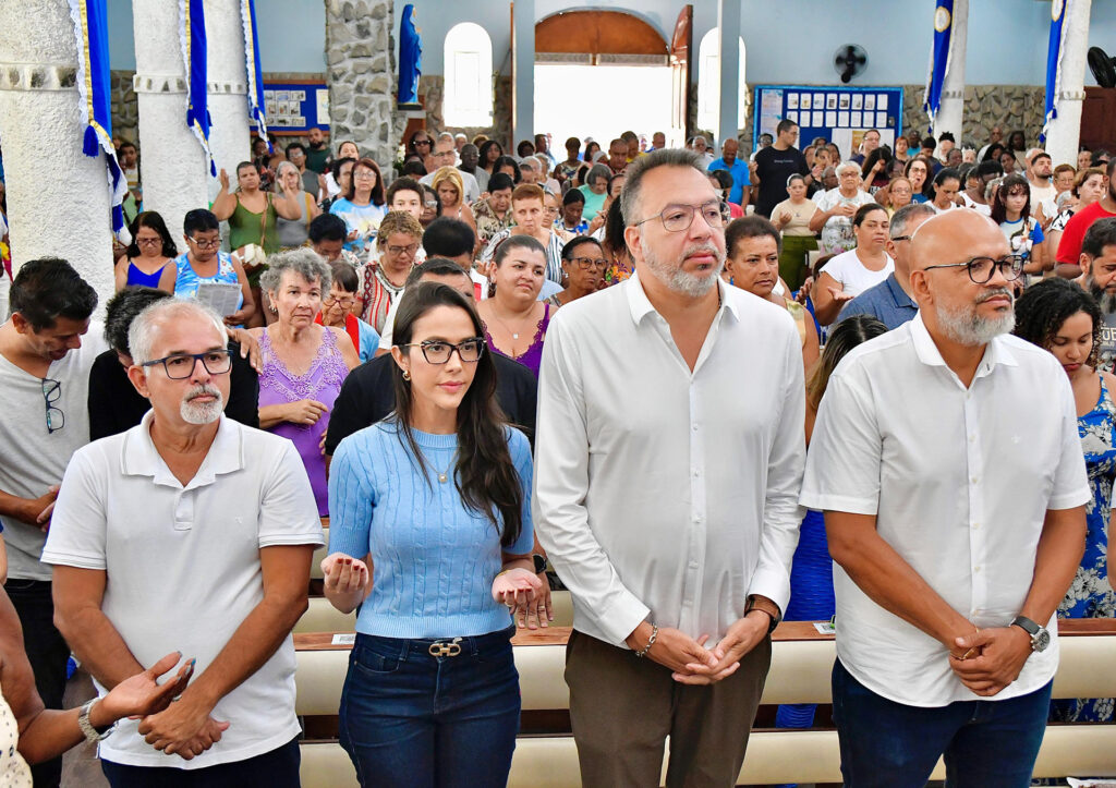 Prefeito Márcio Canella, vice-prefeita Mariana Malta e Marcelo Canella participam de missa em homenagem à padroeira de Belford Roxo