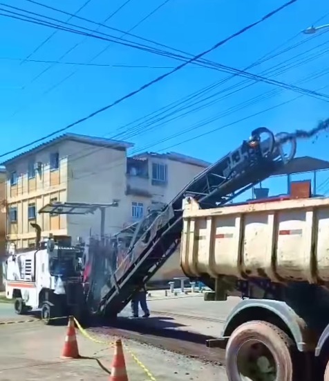 Prefeitura e Governo do Estado realizam obras de colocação de novo asfalto em São Vicente e Sargento Roncalli