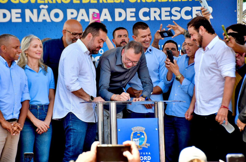 Prefeito Márcio Canella e governador Cláudio Castro assinam a ordem de início da obra de duplicação do viaduto que liga Belford Roxo a Mesquita