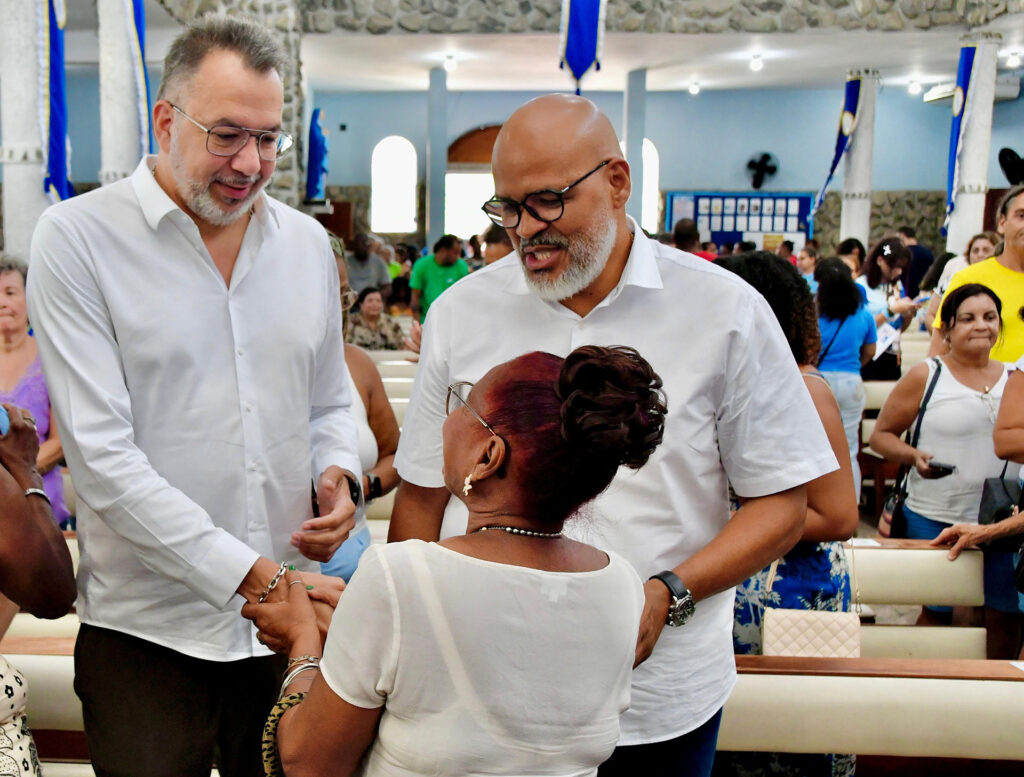Prefeito Márcio Canella, vice-prefeita Mariana Malta e Marcelo Canella participam de missa em homenagem à padroeira de Belford Roxo