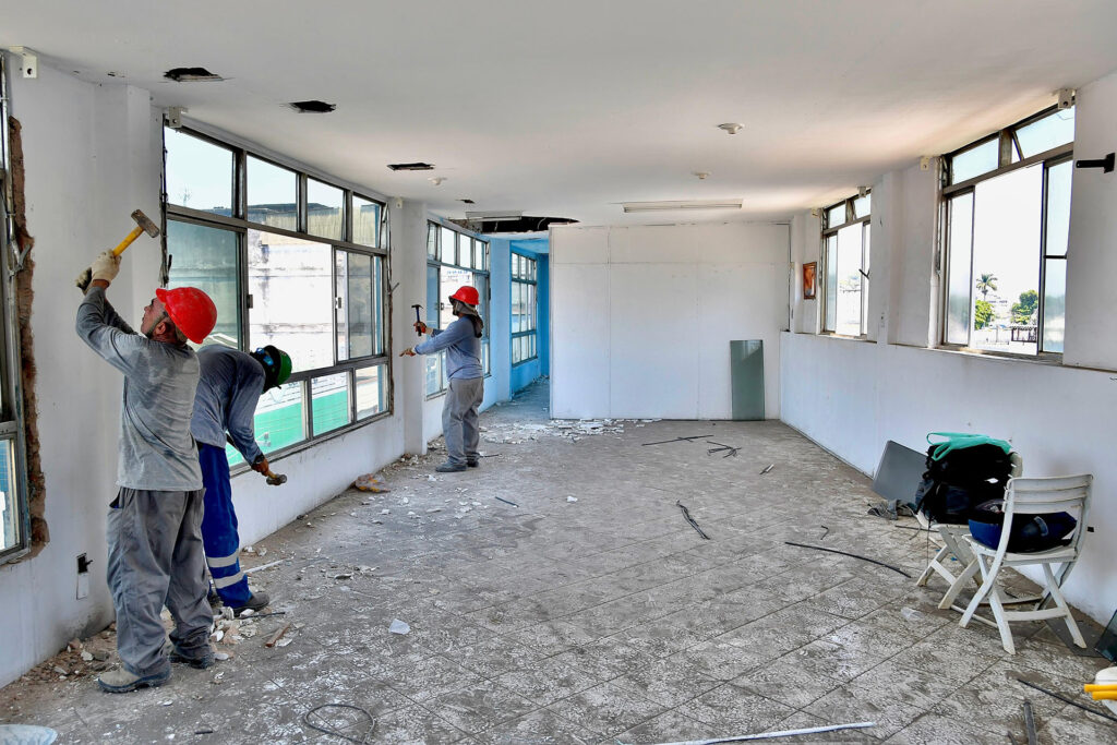 Prefeito Márcio Canella vistoria prédio que será demolido para a construção de uma rodoviária em Belford Roxo