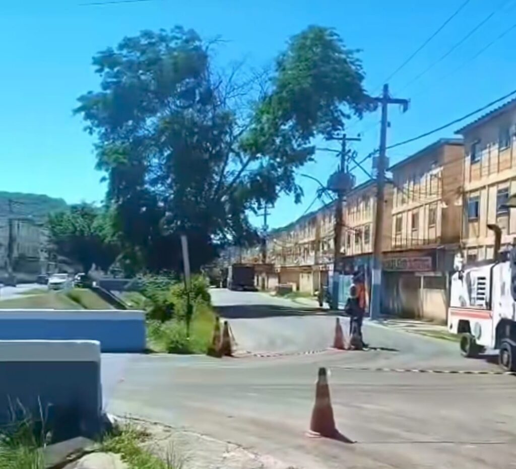 Prefeitura e Governo do Estado realizam obras de colocação de novo asfalto em São Vicente e Sargento Roncalli