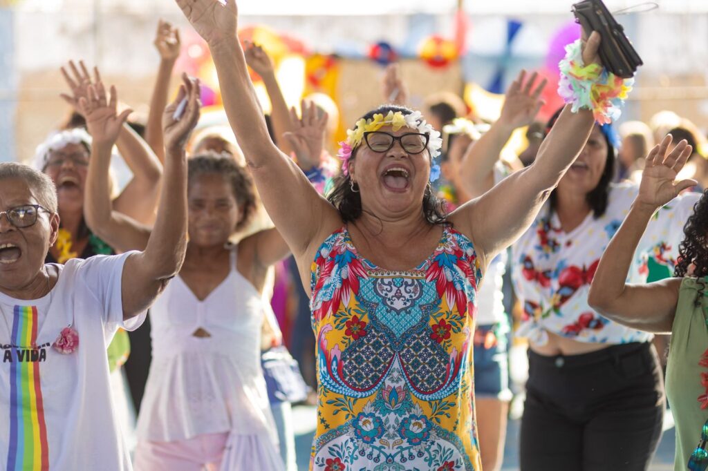 Tema tropical marca o Baile da Melhor Idade e Belford Roxo