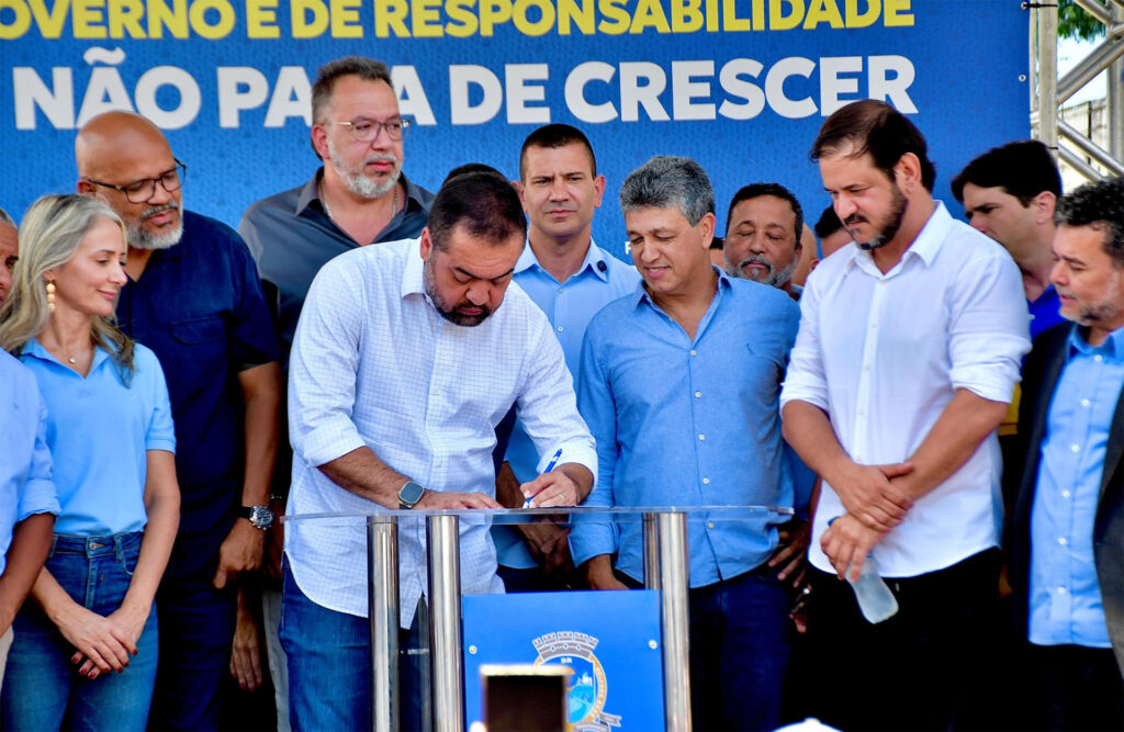 Prefeito Márcio Canella e governador Cláudio Castro assinam a ordem de início da obra de duplicação do viaduto que liga Belford Roxo a Mesquita