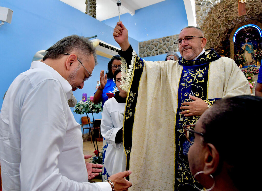 Prefeito Márcio Canella, vice-prefeita Mariana Malta e Marcelo Canella participam de missa em homenagem à padroeira de Belford Roxo
