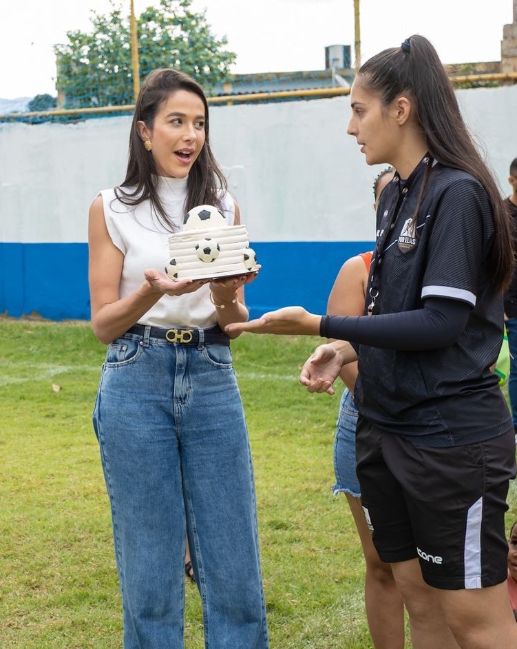 Projeto ‘Por Elas’ de futebol feminino é lançado em Belford Roxo com homenagem à vice-prefeita