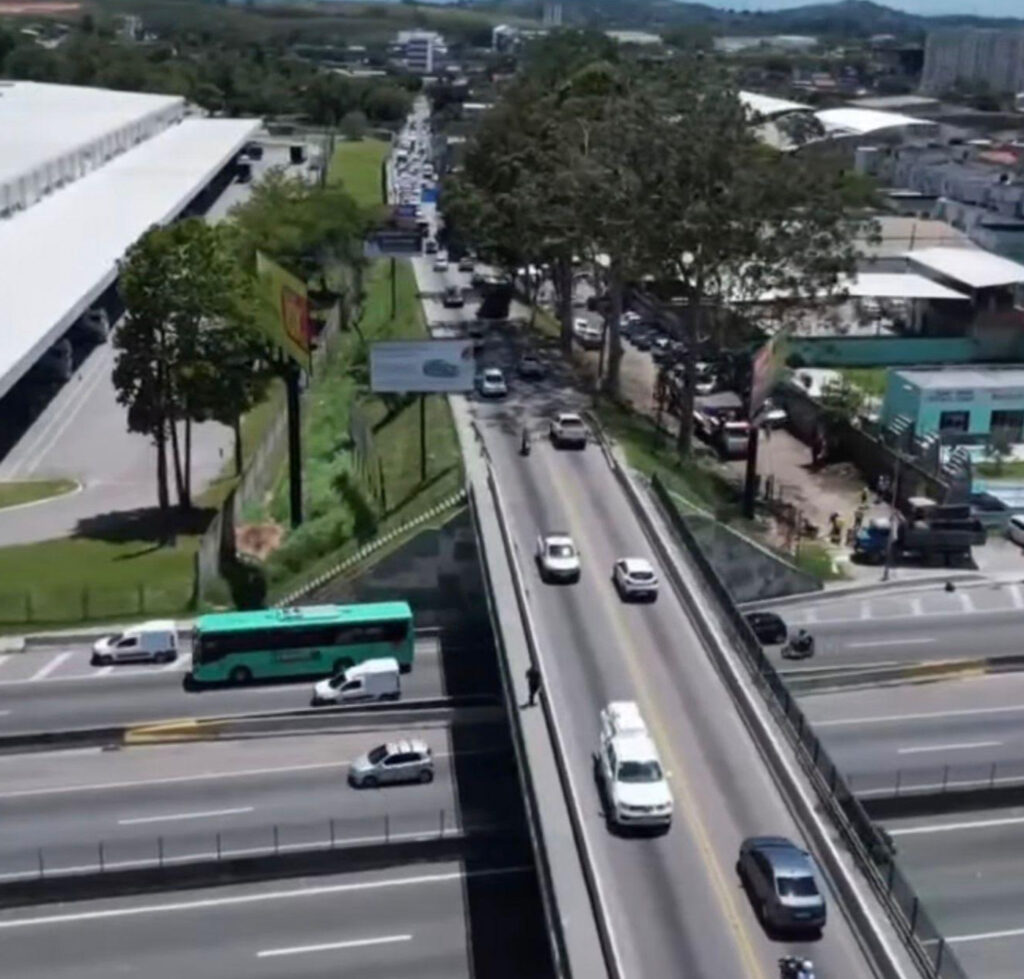 Prefeito Márcio Canella e governador Cláudio Castro assinam a ordem de início da obra de duplicação do viaduto que liga Belford Roxo a Mesquita