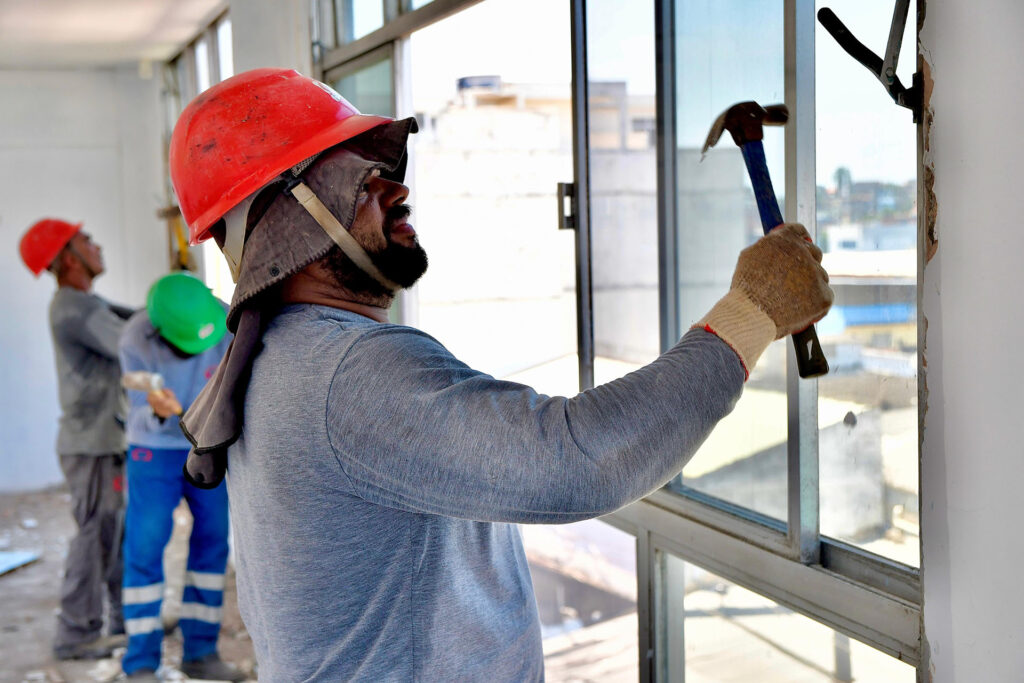 Prefeito Márcio Canella vistoria prédio que será demolido para a construção de uma rodoviária em Belford Roxo