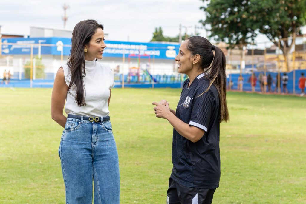 Projeto ‘Por Elas’ de futebol feminino é lançado em Belford Roxo com homenagem à vice-prefeita
