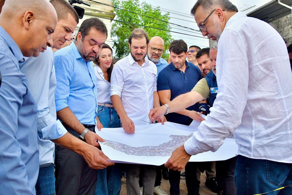 Prefeito Canella e governador Cláudio Castro acompanham obras de Canalização do Maxambomba