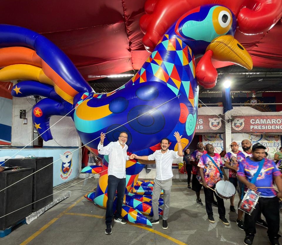 Prefeito Márcio Canella e presidente nacional do União Brasil visitam a quadra da Inocentes de Belford Roxo 