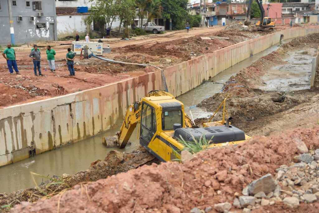 Prefeito Canella e secretário fiscalizam obras avançadas de canalização do Canal Maxambomba