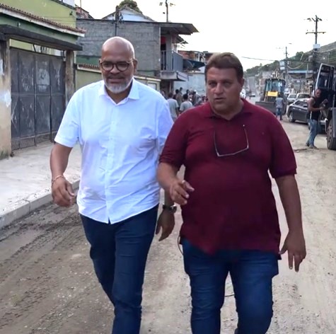 Secretário acompanha obras de saneamento e asfalto no bairro Vila Verde