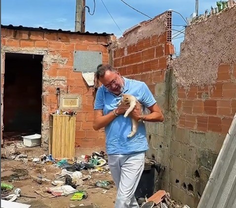 Prefeito acompanha obras e mutirão de limpeza no Jardim Redentor e adota gato abandonado que vira novo mascote da família Canella