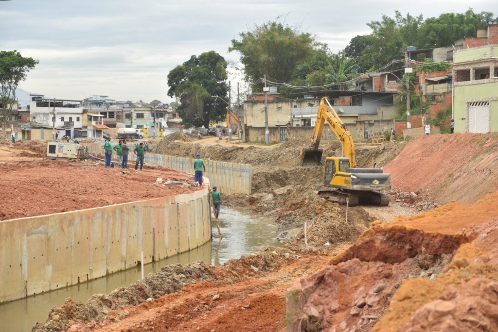 Prefeito Canella e secretário fiscalizam obras avançadas de canalização do Canal Maxambomba
