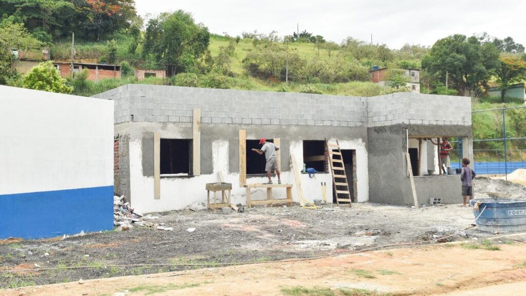 Obras das novas bases da PM no Gogó da Ema estão em ritmo acelerado; Campo de futebol e Ciep também serão reformados