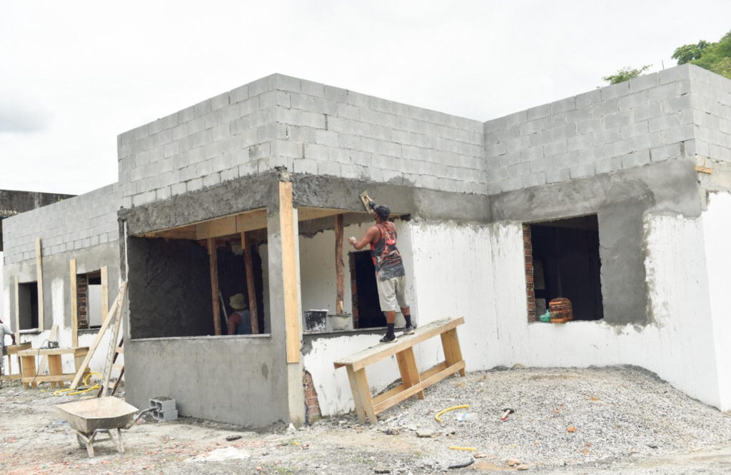 Obras das novas bases da PM no Gogó da Ema estão em ritmo acelerado; Campo de futebol e Ciep também serão reformados