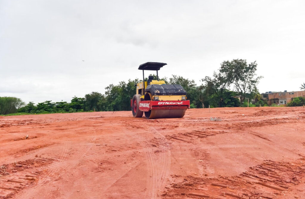 Obras da futura praça nas Três Pontes está em ritmo acelerado e ganhará grande área de lazer para os moradores do Jardim Redentor