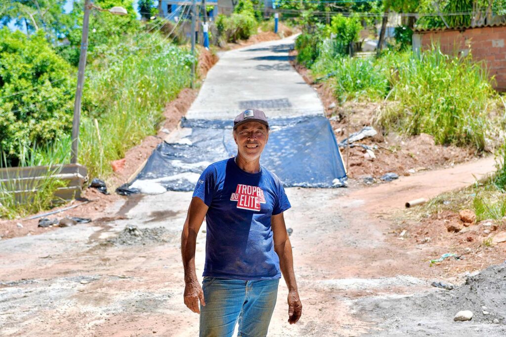 Morro do Flamengo no Gogó da Ema está recebendo obras de pavimentação, concretagem e iluminação de led no Bom Pastor