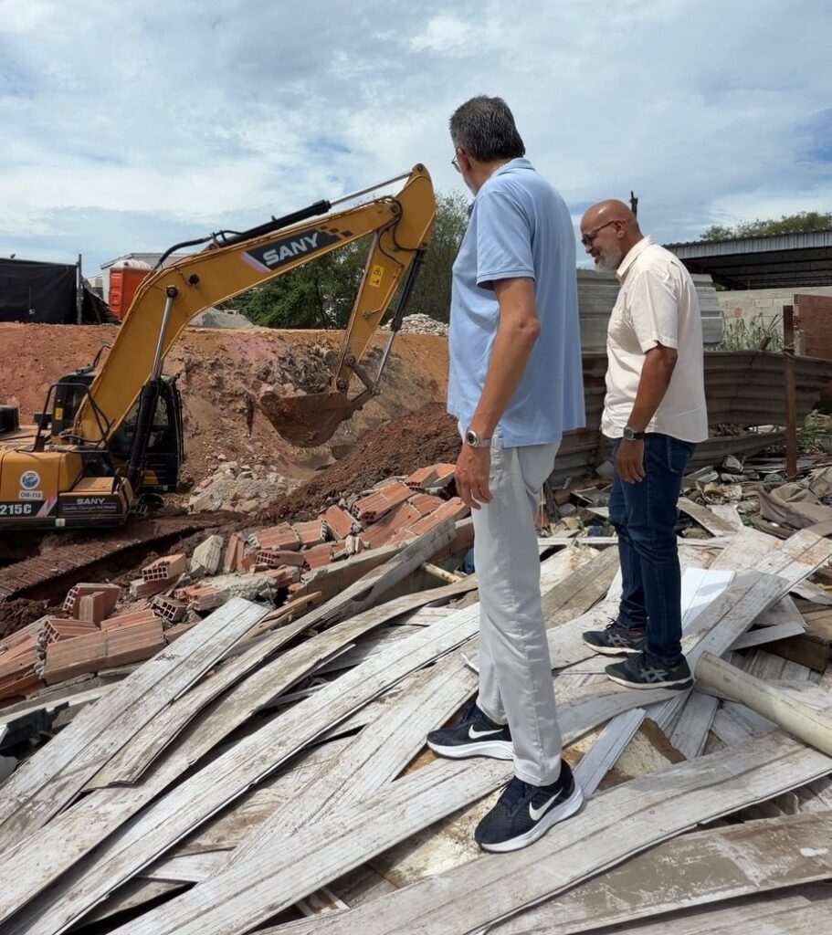 Prefeito acompanha obras e mutirão de limpeza no Jardim Redentor e adota gato abandonado que vira novo mascote da família Canella