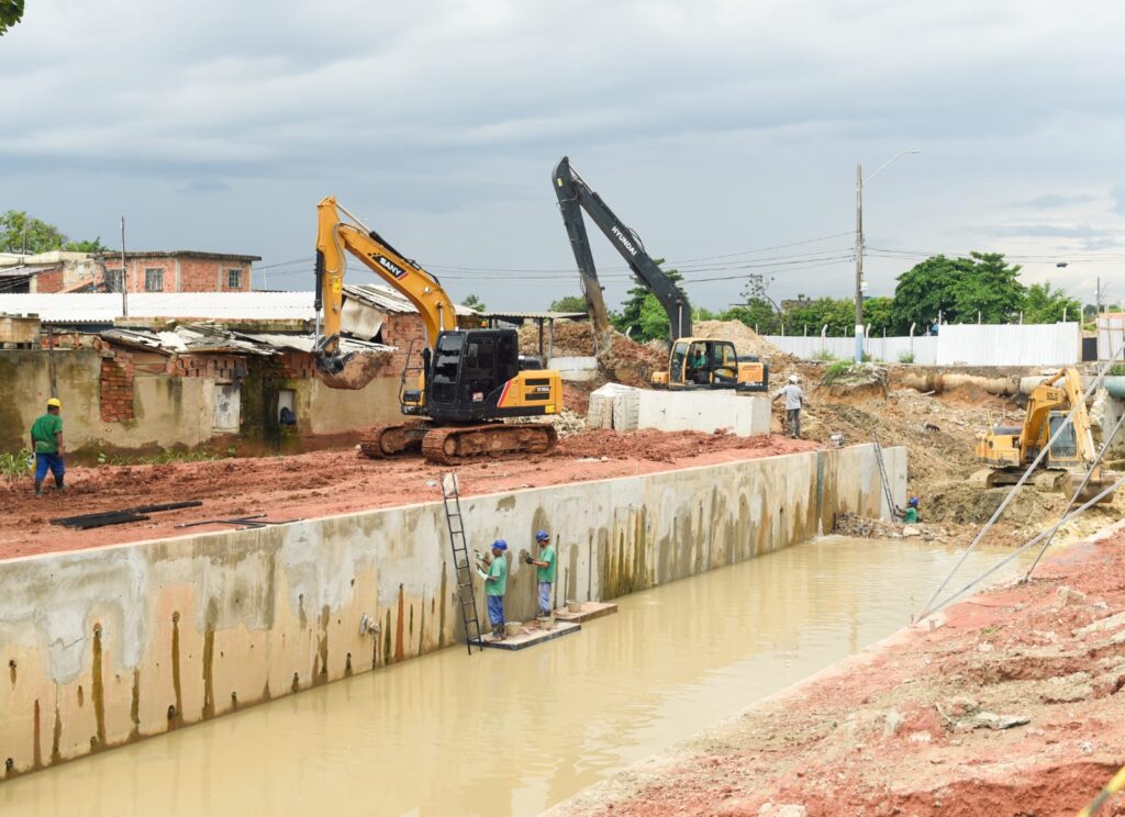 Prefeito Canella e governador Cláudio Castro acompanham obras de Canalização do Maxambomba