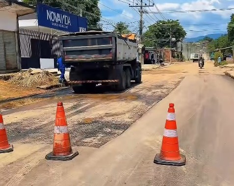 Estrada do Barro Vermelho está recebendo obras de pavimentação para concretagem e colocação de novo asfalto