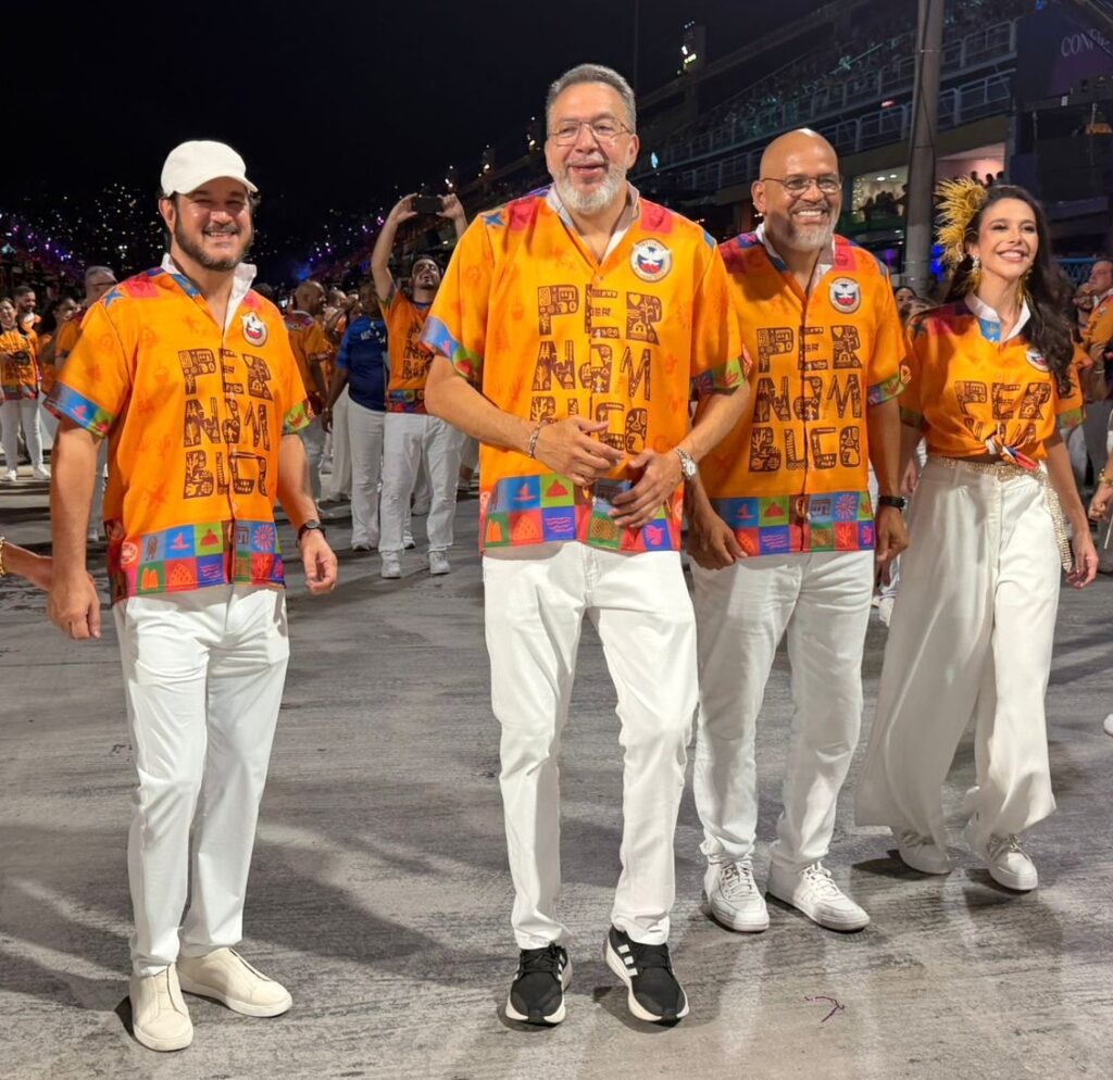 Prefeito Márcio Canella desfila na Inocentes e acredita que escola irá brigar pelo título