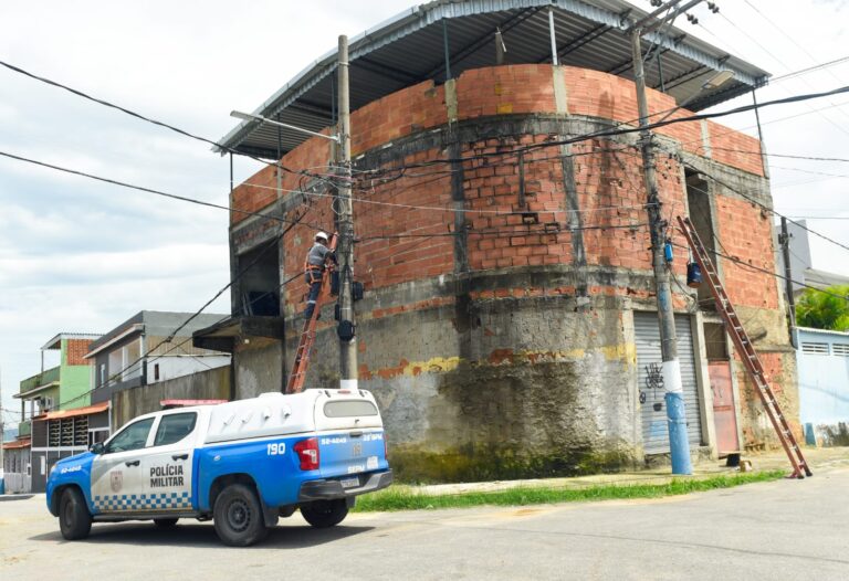 Secretaria de Segurança Pública apoia ação da Claro para restaurar pontos de internet cortados por criminosos no Morro da Palmeira